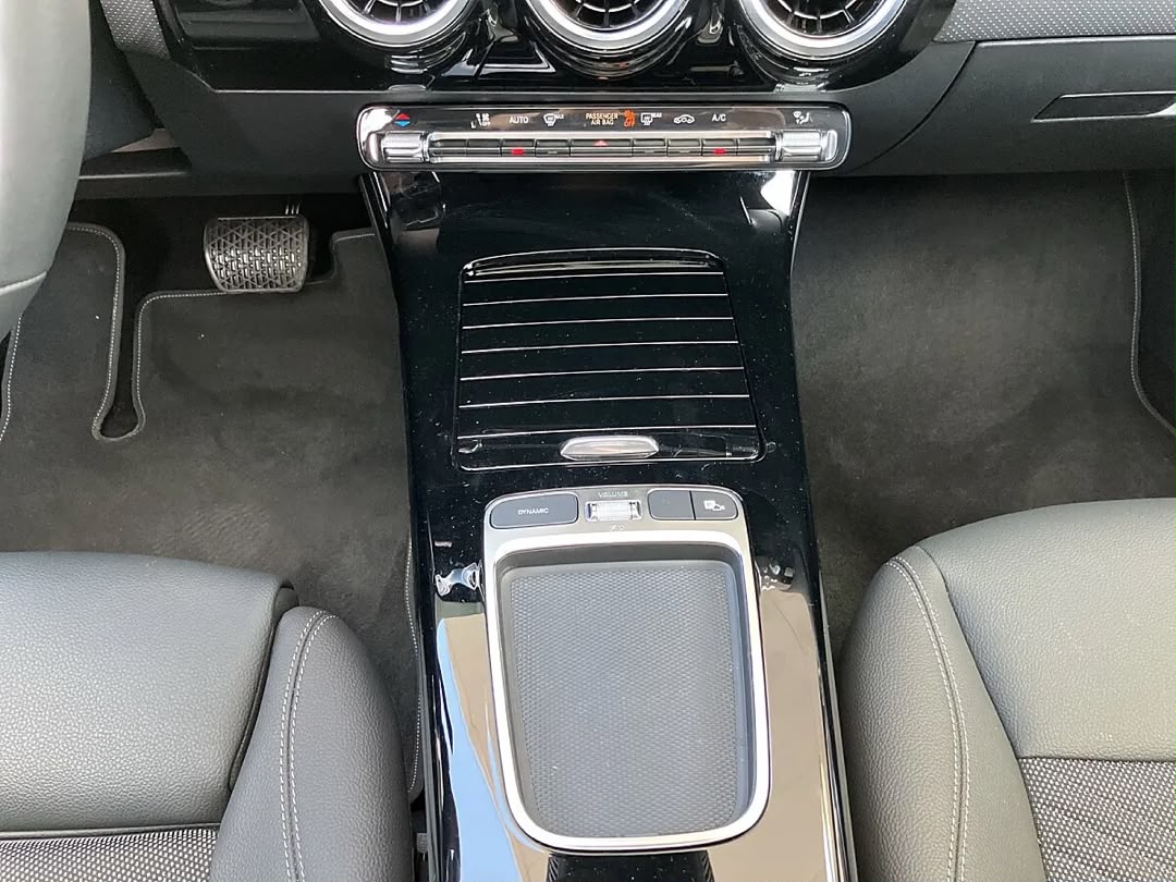 Mercedes-Benz MERCEDES-BENZ CLA 180 — photo 9