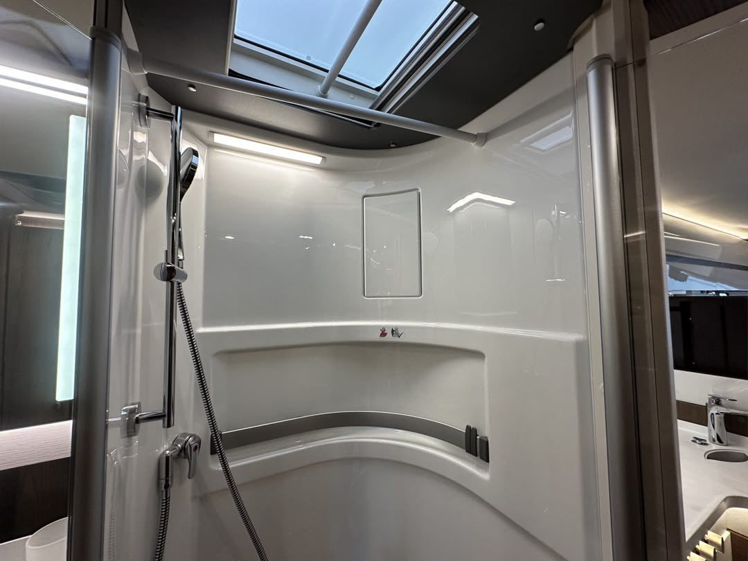 Mercedes-Benz MERCEDES Hymer MasterLine 880 I – Alde • Lithium • Solcelle • Klima • Støttebein • Uten Senkeseng — photo 13
